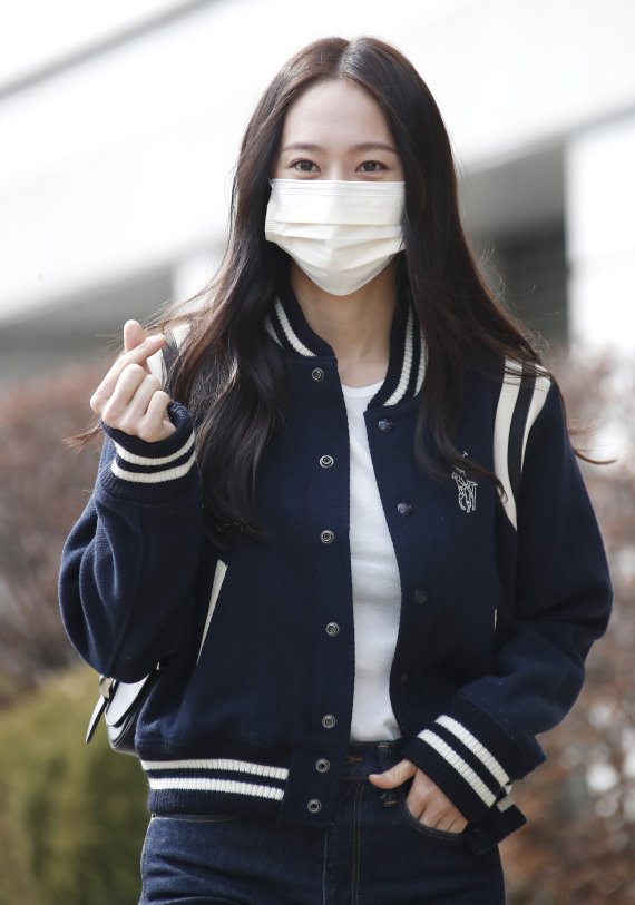 배우 정수정(활동명 크리스탈)이 7일 서울 영등포구 KBS 별관에서 열린 2TV 새 월화드라마 ‘크레이지 러브’ 제작발표회 참석을 위해 들어서며 하트를 그리고 있다. © News1 권현진 기자