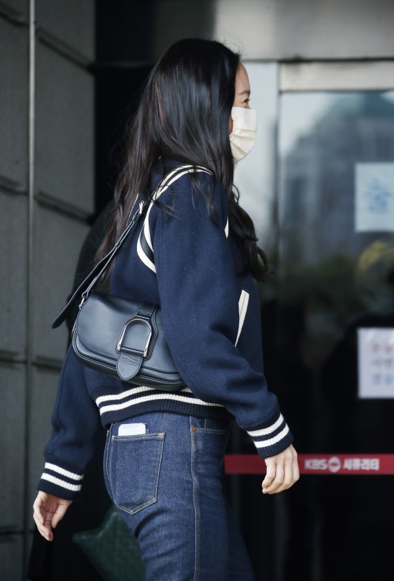 배우 정수정이 7일 서울 영등포구 KBS 별관에서 열린 2TV 새 월화드라마 ‘크레이지 러브’ 제작발표회에 참석하기 위해 방송국 안으로 이동하고 있다.© News1 권현진 기자