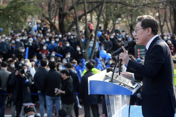 이재명 더불어민주당 대선후보가 7일 오후 대구시 두류공원 내 2.28 기념탑 앞에서 '대구경북 대전환! 대구가 바뀌면 대한민국이 바뀝니다' 유세에서 지지를 호소하고 있다. 사진=뉴스1