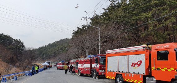 아홉산 ‘좀비 산불’에 소방대원 진땀… 낙엽 일일이 긁어 잔불 확인