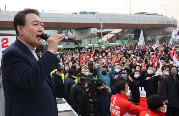 [오산=뉴시스] 국회사진기자단 = 윤석열 국민의힘 대선 후보가 7일 경기 오산역 광장에서 시민들을 향해 지지를 호소하고 있다. 2022.03.07.