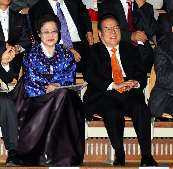 [서울=뉴시스]이어령 전 문화부 장관의 저술활동 50년을 기념해 2009년 11월27일 서울 장충동 국립극장에서 열린 '만남 50년' 행사에 참석한 이 전 장관과 부인 강인숙 영인문학관장 (사진 = 뉴시스DB) 2022.3.7. photo@newsis.com