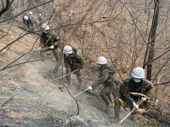 軍 강원·경북 일대...산불 진화에 병력 1950명·헬기 48대 투입, 총력전