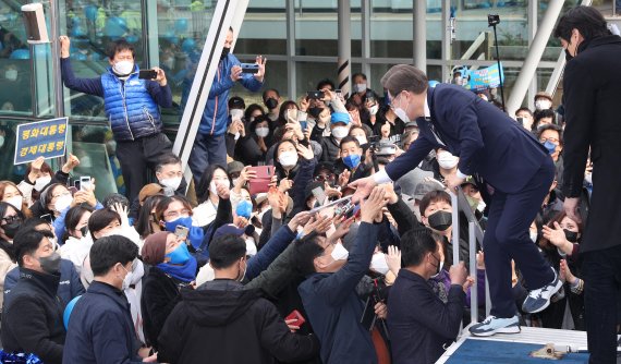 李 "지금 안개 판세, 한 명이라도 더 설득해달라" [현장]