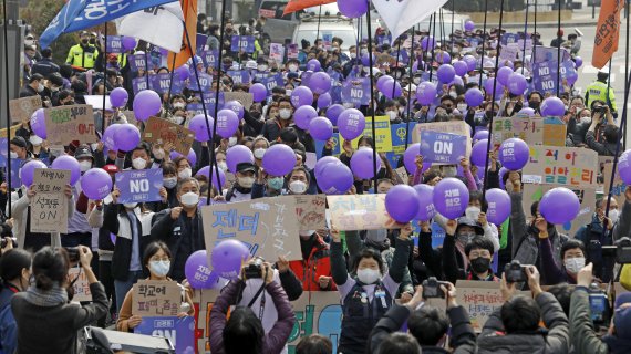 전국민주노동조합총연맹 조합원들이 8일 서울시청에서 세계여성의 날을 맞아 서울시청에서 대학로까지 행진을 하며 여성근로자 차별 금지 및 성평등 구호 등을 외치고 있다. /사진=뉴스1