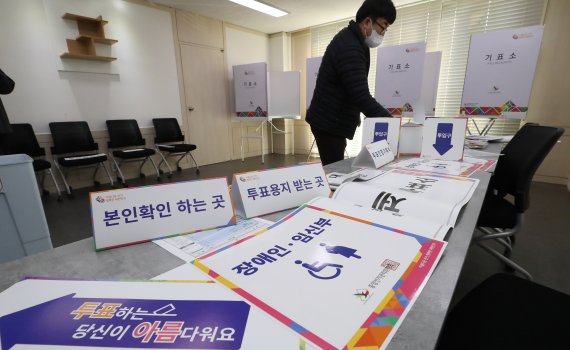 (서울=뉴스1) 박지혜 기자 = 제20대 대통령선거를 하루 앞둔 8일 오후 서울 종로구 청운효자동 자치회관에 마련된 청운효자동 제3투표소에서 종로구청 관계자들이 투표소를 설치하고 있다. 이날 준비된 물품 중에 확진자 투표 관련 안내문 등은 없었다. 2022.3.8/뉴스1 /사진=뉴스1화상