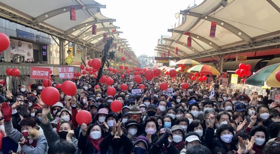 8일 대구 중구 서문시장에서 윤석열 국민의힘 대선 후보 지지자 등이 윤 후보의 유세 인사에 화답하고 있다. 2022.3.8/뉴스1 © News1 남승렬 기자
