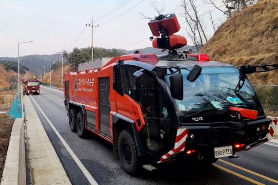 8일 경북 울진군 울진읍 금산터널 앞에서 소방청과 경북도청 주관으로 열린 산불 방어선 구축을 위한 예비주수 훈련에 '로젠바우어 판터'가 동원되고 있다. 소방청 관계자는 8일 “경북 울진군 금강송 군락지 화재 방어에 총력을 기울이기 위해 고성능화학차인 로젠바우어 판터 5대를 급파했다"고 밝혔다. 오스트리아 제조업체 로젠바우어(Rosenbauer)사의 ‘판터’(PANTHER) 소방차는 8륜 구동의 경우 대당 가격은 약 18억원이다. 2022.3.8/뉴스1 © News1 조현기 기자
