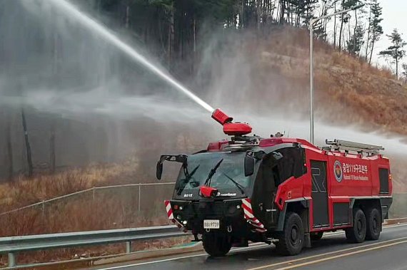 8일 경북 울진군 울진읍 금산터널 앞에서 소방청과 경북도청 주관으로 열린 산불 방어선 구축을 위한 예비주수 훈련에 '로젠바우어 판터'가 동원되고 있다. 소방청 관계자는 8일 “경북 울진군 금강송 군락지 화재 방어에 총력을 기울이기 위해 고성능화학차인 로젠바우어 판터 5대를 급파했다"고 밝혔다. 오스트리아 제조업체 로젠바우어(Rosenbauer)사의 ‘판터’(PANTHER) 소방차는 8륜 구동의 경우 대당 가격은 약 18억원이다. 2022.3.8/뉴스1 © News1 박기호 기자