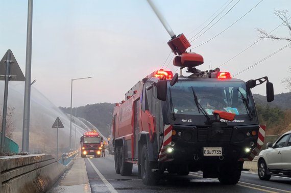 8일 경북 울진군 울진읍 금산터널 앞에서 소방청과 경북도청 주관으로 열린 산불 방어선 구축을 위한 예비주수 훈련에 '로젠바우어 판터'가 동원되고 있다. 소방청 관계자는 8일 “경북 울진군 금강송 군락지 화재 방어에 총력을 기울이기 위해 고성능화학차인 로젠바우어 판터 5대를 급파했다"고 밝혔다. 오스트리아 제조업체 로젠바우어(Rosenbauer)사의 ‘판터’(PANTHER) 소방차는 8륜 구동의 경우 대당 가격은 약 18억원이다. 2022.3.8/뉴스1 © News1 조현기 기자
