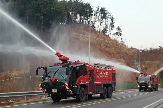 8일 경북 울진군 울진읍 금산터널 앞에서 소방청과 경북도청 주관으로 열린 산불 방어선 구축을 위한 예비주수 훈련에 '로젠바우어 판터'가 동원되고 있다. 소방청 관계자는 8일 “경북 울진군 금강송 군락지 화재 방어에 총력을 기울이기 위해 고성능화학차인 로젠바우어 판터 5대를 급파했다"고 밝혔다. 오스트리아 제조업체 로젠바우어(Rosenbauer)사의 ‘판터’(PANTHER) 소방차는 8륜 구동의 경우 대당 가격은 약 18억원이다. 2022.3.8/뉴스1 © News1 박기호 기자