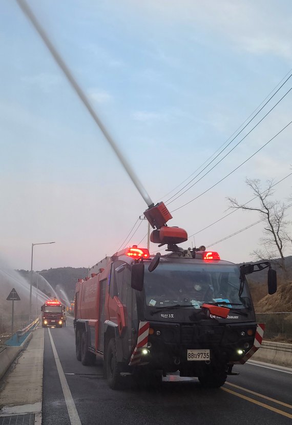 8일 경북 울진군 울진읍 금산터널 앞에서 소방청과 경북도청 주관으로 열린 산불 방어선 구축을 위한 예비주수 훈련에 '로젠바우어 판터'가 동원되고 있다. 소방청 관계자는 8일 “경북 울진군 금강송 군락지 화재 방어에 총력을 기울이기 위해 고성능화학차인 로젠바우어 판터 5대를 급파했다"고 밝혔다. 오스트리아 제조업체 로젠바우어(Rosenbauer)사의 ‘판터’(PANTHER) 소방차는 8륜 구동의 경우 대당 가격은 약 18억원이다. 2022.3.8/뉴스1 © News1 조현기 기자