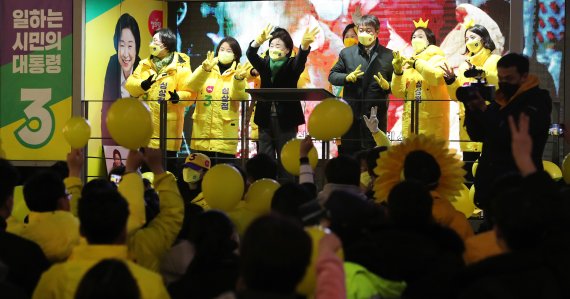 [서울=뉴시스] 국회사진기자단 = 심상정 정의당 대선 후보가 8일 오후 서울 마포구 홍대 상상마당 광장에서 유세를 하며 지지를 호소하고 있다.