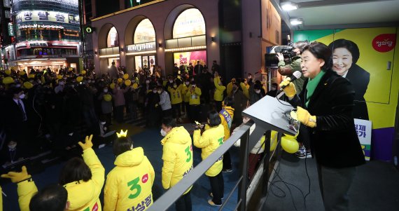 심상정 정의당 대선 후보가 제20대 대통령 선거를 하루 앞둔 8일 저녁 서울 마포구 홍대 상상마당 앞에서 열린 피날레 유세에서 지지를 호소하고 있다. 뉴스1.