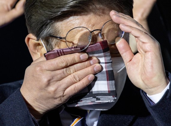 [서울=뉴시스] 국회사진기자단 = 이재명 더불어민주당 대선 후보가 8일 서울 중구 청계광장에서 마지막 집중 유세를 열고 상록수를 합창하던 중 눈물을 닦고 있다.