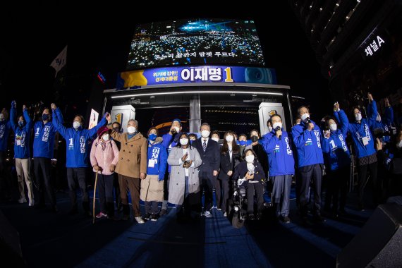 [서울=뉴시스] 국회사진기자단 = 이재명 더불어민주당 대선 후보가 8일 서울 중구 청계광장에서 마지막 집중 유세를 열고 참석자들과 상록수를 합창하고 있다.