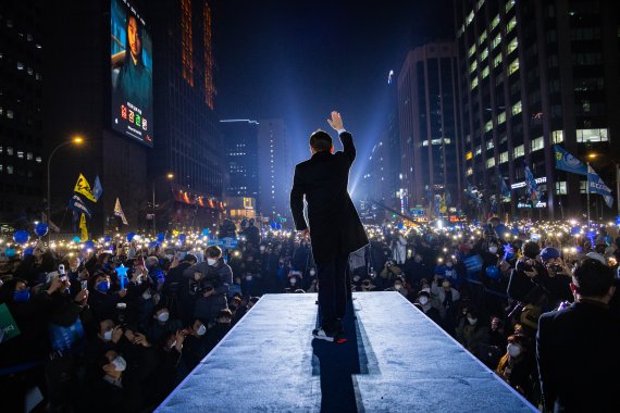 이재명 더불어민주당 대선 후보가 제20대 대통령 선거를 하루 앞둔 8일 저녁 서울 중구 청계광장에서 열린 마지막 유세에서 시민과 지지자들에게 인사하고 있다. 뉴스1.