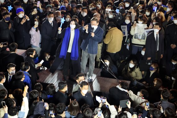 이대남 尹, 이대녀 李 결집 양상.. 與 "이준석이 집권당 대표되는 데 여성 반감"