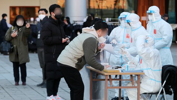 제20대 대통령선거 사전투표 이틀째인 지난 5일 오후 서울역 설치된 남영동 사전투표소에서 코로나19 확진자 및 자가격리자들이 투표에 앞서 신원 확인을 하고 있다. 사진=뉴스1