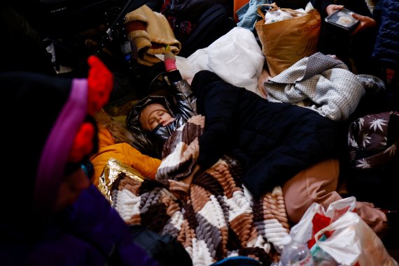 8일(현지시간) 로이터 통신은 우크라이나의 한 아이가 탈수증으로 사망했다고 보도했다. © 로이터=뉴스1 © News1 이서영 기자