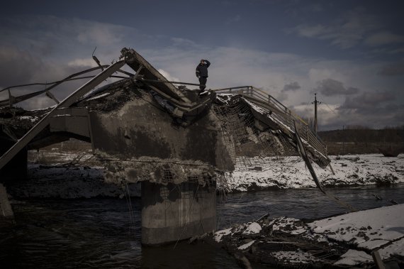 (기사와 관계 없는 사진) 8일(현지시간) 우크라이나 키이우 외곽 이르핀에서 한 남성이 러시아군의 포격으로 파괴된 다리 위에 올라가 있다. 2022.03.09. /사진=뉴시스