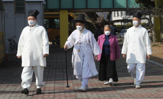 [논산=뉴시스] 강종민 기자 = 제20대 대통령선거 투표일인 9일 오전 충남 논산시 연산면의 한 투표소에서 양지서당 유복엽 훈장님과 가족들이 소중한 한표 행사를 위해 투표소로 향하고 있다. 2022.03.09. ppkjm@newsis.com