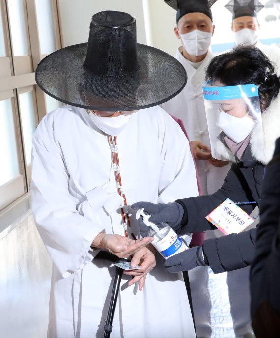 [논산=뉴시스] 강종민 기자 = 제20대 대통령선거 투표일인 9일 오전 충남 논산시 연산면의 한 투표소에서 양지서당 유복엽 훈장님과 가족들이 소중한 한표를 행사하기 전 손소독을 하고 있다. 2022.03.09. ppkjm@newsis.com