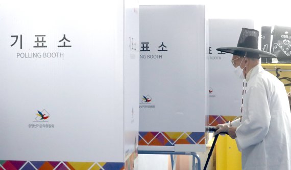 [논산=뉴시스] 강종민 기자 = 제20대 대통령선거 투표일인 9일 오전 충남 논산시 연산면의 한 투표소에서 양지서당 유복엽 훈장 어른이 소중한 한표를 행사하고 있다. 2022.03.09. ppkjm@newsis.com