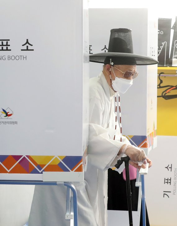 [논산=뉴시스] 강종민 기자 = 제20대 대통령선거 투표일인 9일 오전 충남 논산시 연산면의 한 투표소에서 양지서당 유복엽 훈장 어른이 소중한 한표를 행사하고 있다. 2022.03.09. ppkjm@newsis.com