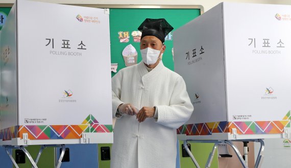 [논산=뉴시스] 강종민 기자 = 제20대 대통령선거 투표일인 9일 오전 충남 논산시 연산면의 한 투표소에서 양지서당 유복엽 훈장님 가족이 소중한 한표를 행사하고 있다. (공동취재사진) 2022.03.09. photo@newsis.com