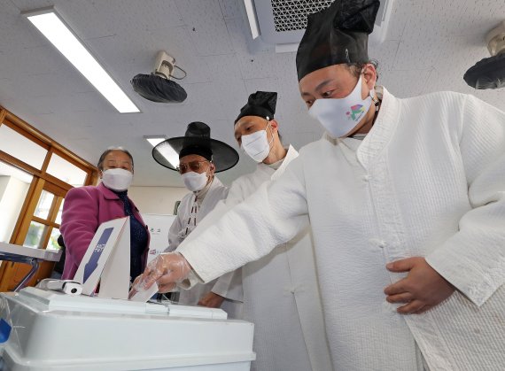 [논산=뉴시스] 강종민 기자 = 제20대 대통령선거 투표일인 9일 오전 충남 논산시 연산면의 한 투표소에서 양지서당 유복엽 훈장님과 가족들이 소중한 한표를 행사하고 있다. (공동취재사진) 2022.03.09. photo@newsis.com