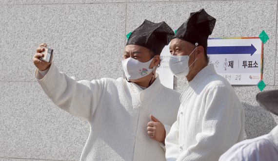 [논산=뉴시스] 강종민 기자 = 제20대 대통령선거 투표일인 9일 오전 충남 논산시 연산면의 한 투표소에서 양지서당 유복엽 훈장님과 가족들이 소중한 한표를 행사한 뒤 인증샷을 남기고 있다. 2022.03.09. ppkjm@newsis.com