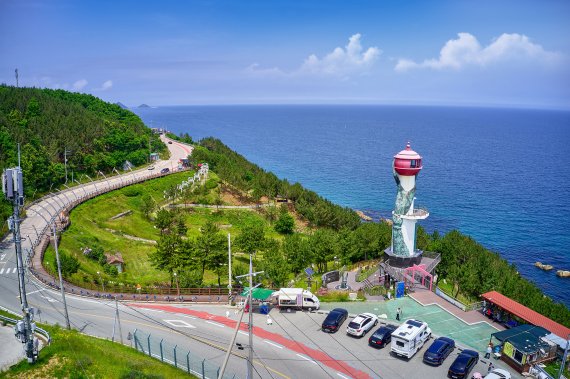 경북 영덕군 대게누리공원부터 강구항과 축산항을 거쳐 고래불해수욕장까지 총 64㎞에 이르는 해안산책길 블루로드 *재판매 및 DB 금지