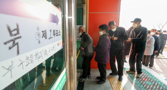 제20대 대통령 선거 투표일인 9일 오전 경북 울진군 북면 부구초등학교에 마련된 북면 제1투표소에 도착한 산불 이재민들이 투표소로 향하고 있다. 2022.3.9/뉴스1 © News1 민경석 기자