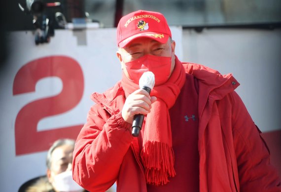 방송인 김흥국이 24일 오후 경기 수원시 팔달문 앞에서 열린 윤석열 국민의힘 대선후보 '국민과 원팀' 경기도 수원 집중 유세에서 지지연설을 하고 있다. 2022.2.24/뉴스1 © News1 국회사진취재단