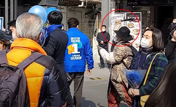 [서울=뉴시스] 송영길 더불어민주당 대표가 지난 7일 서울 신촌 유세장에서 행인이 휘두른 둔기에 피습당했다. (사진=유튜브 채널 '동작사람 박진호' 캡처) 2022.03.07. photo@newsis.com *재판매 및 DB 금지