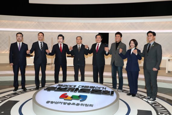 [서울=뉴시스] 국회사진기자단 = 제20대 대통령선거 중앙선거방송토론위원회 주관 초청 외 후보자의 방송토론회가 22일 서울 상암동 MBC 스튜디오에서 열렸다. 왼쪽부터 한류연합당 김민찬, 통일한국당 이경희, 국가혁명당 허경영, 새누리당 옥은호, 신자유민주연합 김경재, 노동당 이백윤, 진보당 김재연, 기본소득당 오준호 후보가 기념촬영을 하고 있다. 2022.02.22. photo@newsis.com