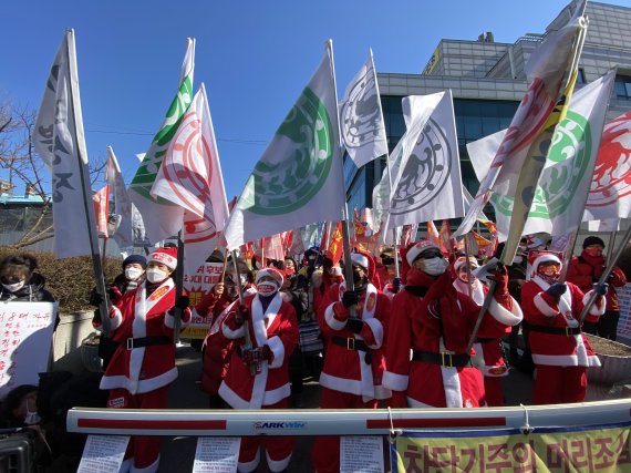 [서울=뉴시스]전재훈 기자=3일 오후 1시께 국가혁명당 지지자들이 중앙선거관리위원회(선관위) 관악청사 앞에 모여 허경영 대선후보를 여론조사에 포함하고 TV토론에 출연시키라고 촉구하고 있다.2022.02.03.photo@newsis.com