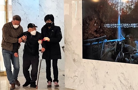 9일 오후 울진국민체육센터에서 출발한 이재민들이 2시 30분쯤 덕구온천리조트에 도착했다. 도착한 이재민들은 코로나19 검사를 진행한 후 리조트에 입실했다. 몸이 불편한 고령의 이재민이 부축을 받고 임시 숙소로 이동하고 있다. © News1 조현기 기자