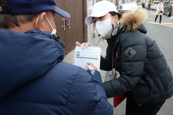 [울산=뉴시스] 배병수 기자 = 제20대 대통령선거일인 9일 오전 울산 남구 삼산동 제8투표소에서 유권자가 소중한 한 표를 행사 뒤 출구조사에 참여하고 있다. 2022.03.09. bbs@newsis.com