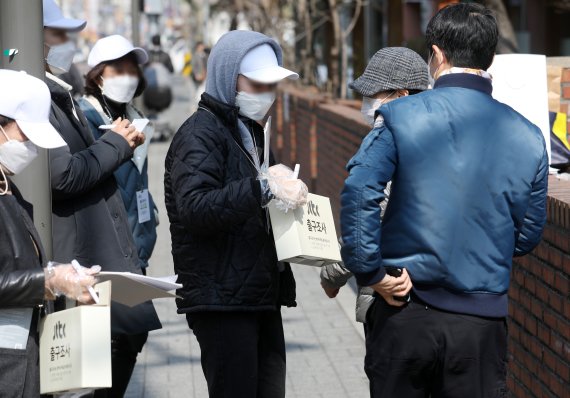 [서울=뉴시스] 조성우 기자 = 제20대 대통령선거일인 9일 오후 서울 송파구 한 투표소 앞에서 jtbc 출구조사원들이 출구조사를 하고 있다. 2022.03.09. xconfind@newsis.com
