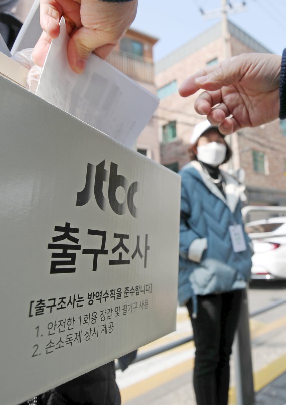 [서울=뉴시스] 조성우 기자 = 제20대 대통령선거일인 9일 오후 서울 송파구 한 투표소 앞에서 jtbc 출구조사원들이 출구조사를 하고 있다. 2022.03.09. xconfind@newsis.com