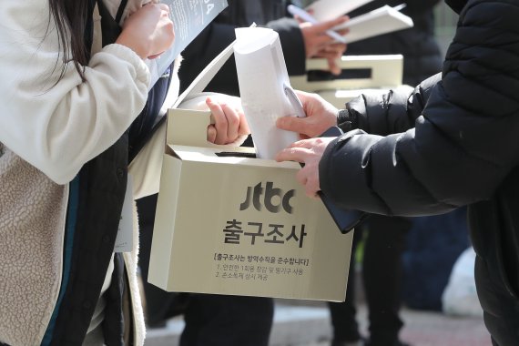 [서울=뉴시스] 권창회 기자 = 제20대 대통령선거날인 9일 오전 서울 서대문구 천연동 제3투표소에서 유권자가 투표를 마치고 출구조사에 응하고 있다. 2022.03.09. kch0523@newsis.com