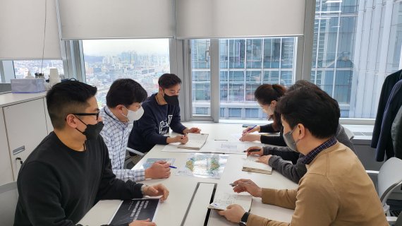 최동일 대우건설 베트남개발사업팀장(왼쪽줄 두번째)과 팀원들이 하노이 스타레이크 신도시 사업 관련 회의를 진행하고 있다. 대우건설 제공