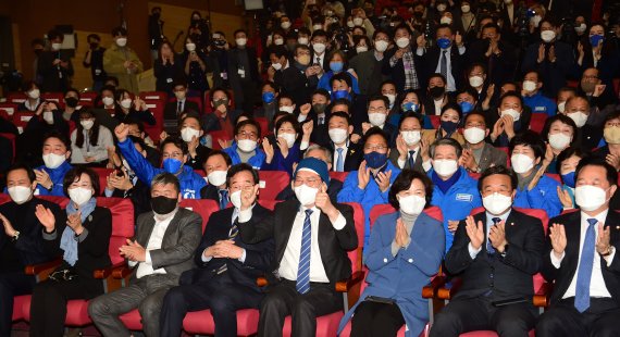 환호성 터진 민주당 상황실 "됐다 됐다, 우리가 이긴다" [현장]