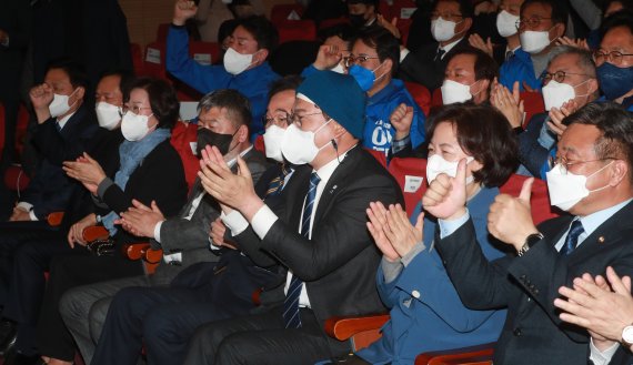 환호성 터진 민주당 상황실 "됐다 됐다, 우리가 이긴다" [현장]