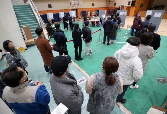제20대 대통령 선거일인 9일 오후 서울 강남구 언주중학교 체육관에 마련된 삼성2동 제3투표소에서 유권자들이 투표를 하기 위해 줄을 서 있다. 사진=뉴시스