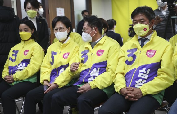 심상정, 출구조사 결과 2.5%.. 정의당도 최대 위기