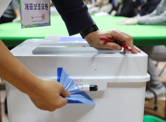 더불어민주당 이재명 후보의 육군사관학교 경북 안동 이전 발언으로 논란을 빚은 충남 계룡시에서 국민의힘 윤석열 후보가 10.19%p차이로 승리했다.© News1