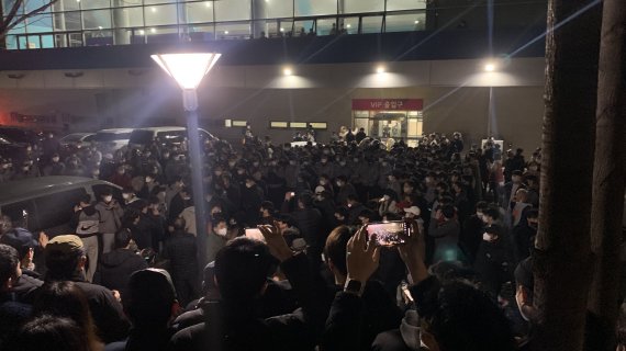 [인천=뉴시스] 이루비 기자 = 제20대 대통령 선거 투표가 종료된 전날(9일) 오후부터 인천 부평구 삼산월드체육관 주차장에서 투표함 1개의 이송 문제로 부정선거 논란이 일어 개표에 차질을 빚고 있다. 2022.03.10. ruby@newsis.com